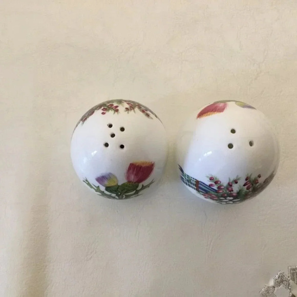 Vintage Sandford Salt and Pepper Egged Shaped Milk Thistle and Tartan Ribbon Set - Picture 4 of 6